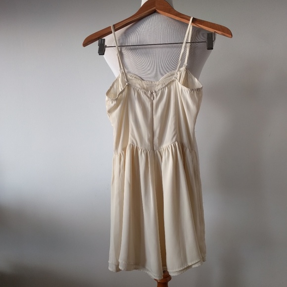 ❎ *Sold* Cream Lace Romper - Picture 4 of 6